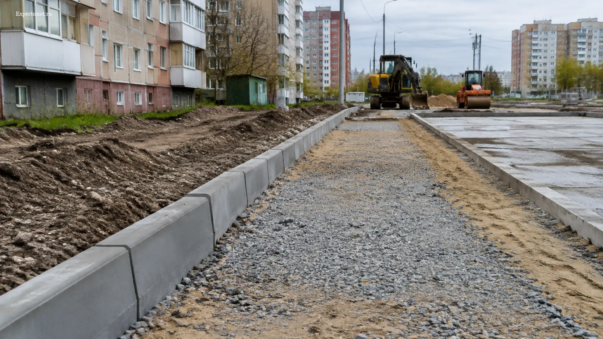 Бетонные бордюрные камни на подготовленном основании у тротуара в городской застройке